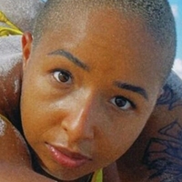 Bahayogi Alex Kaufmann Desnuda