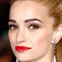 Brianne  Howey Desnuda