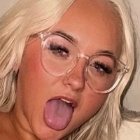 Little Blonde Desnuda